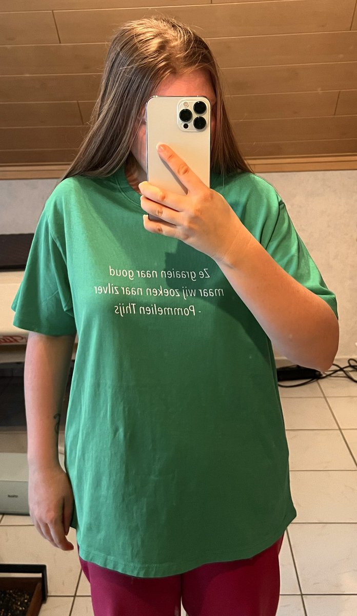 AlaertsShani's tweet image. Al sinds de dag dat Pom Zilver uitbracht sprak deze zin uit de song mij al keihard aan, omdat die zin mij na 3 maand nog steeds keihard aansprak heb ik hem vereeuwigd op een t-shirt 😎😇

#Pommelien #PommelienThijs #Cricut #DIY