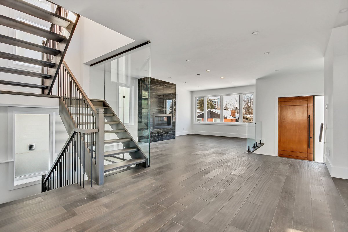 🤩 Step into luxury with this breathtaking living room from one of our current listings. If you're in the market for high-end real estate in Ottawa and surrounding areas, we're here to help! #LuxuryRealEstate #OttawaHomes