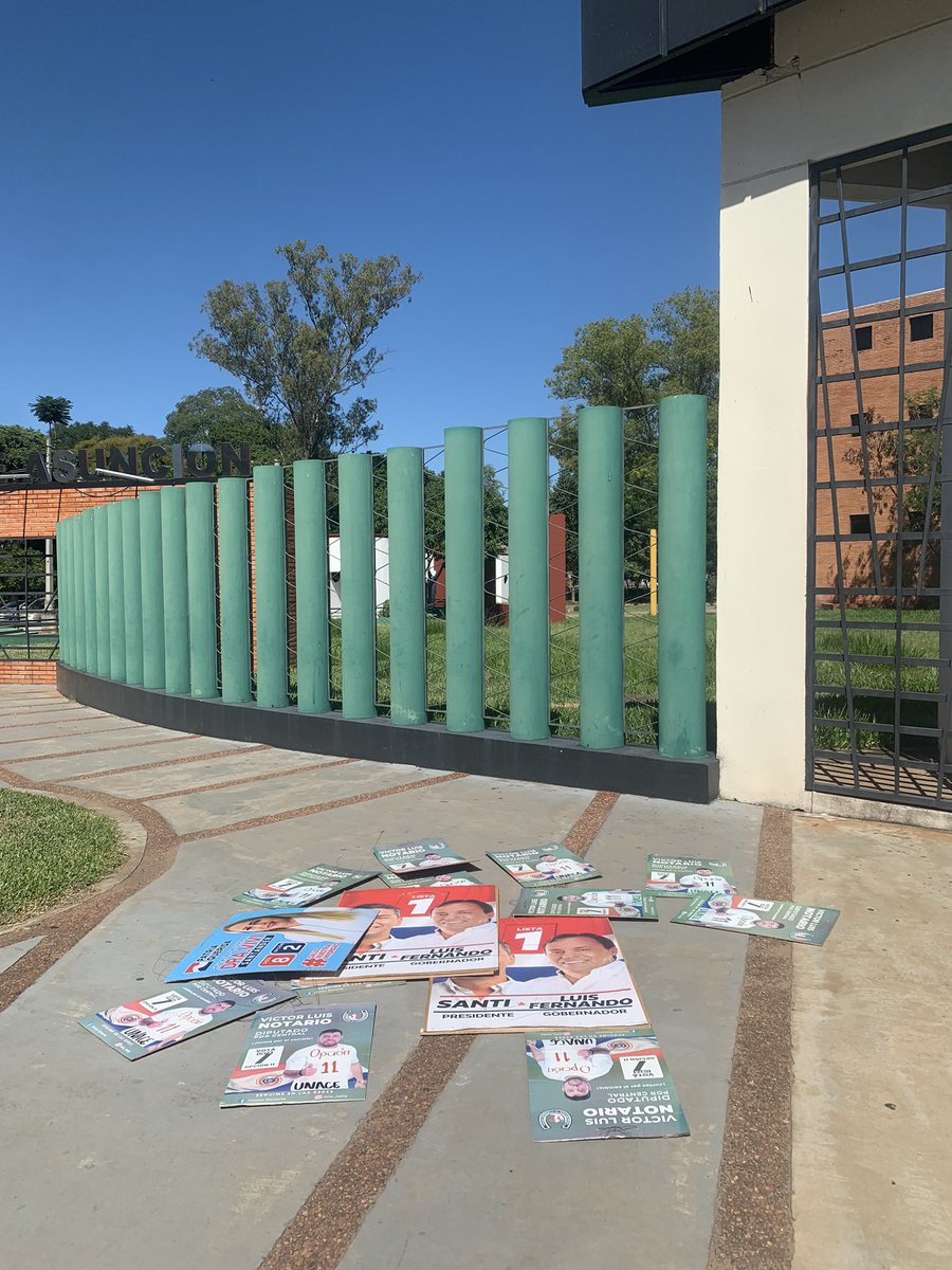 mavy_mendez's tweet photo. ACTUALIZACIÓN ‼️‼️ sacamos 15 carteles en 15 min. ✨✨✨✨ 

 GRACIAS!!! @clau_soto95 💚💚✨✨

Pd: con Clau somos pequeñas y no llegamos alcanzar los más altos! 🥲 https://t.co/z62wg3uFFi
