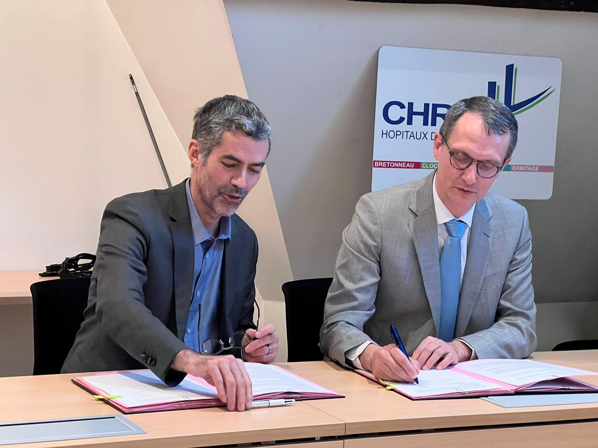 MNHmutuelle's tweet photo. ➡️Benoît FRASLIN, Président de la MNH et Richard DALMASSO Richard, DG par intérim du @CHRU_Tours, ont signé une convention de #partenariat afin de favoriser la mise en place d’actions de qualité de vie au travail et de promotion de la santé à destination des #hospitaliers du CHRU https://t.co/fJOe1A7gbq