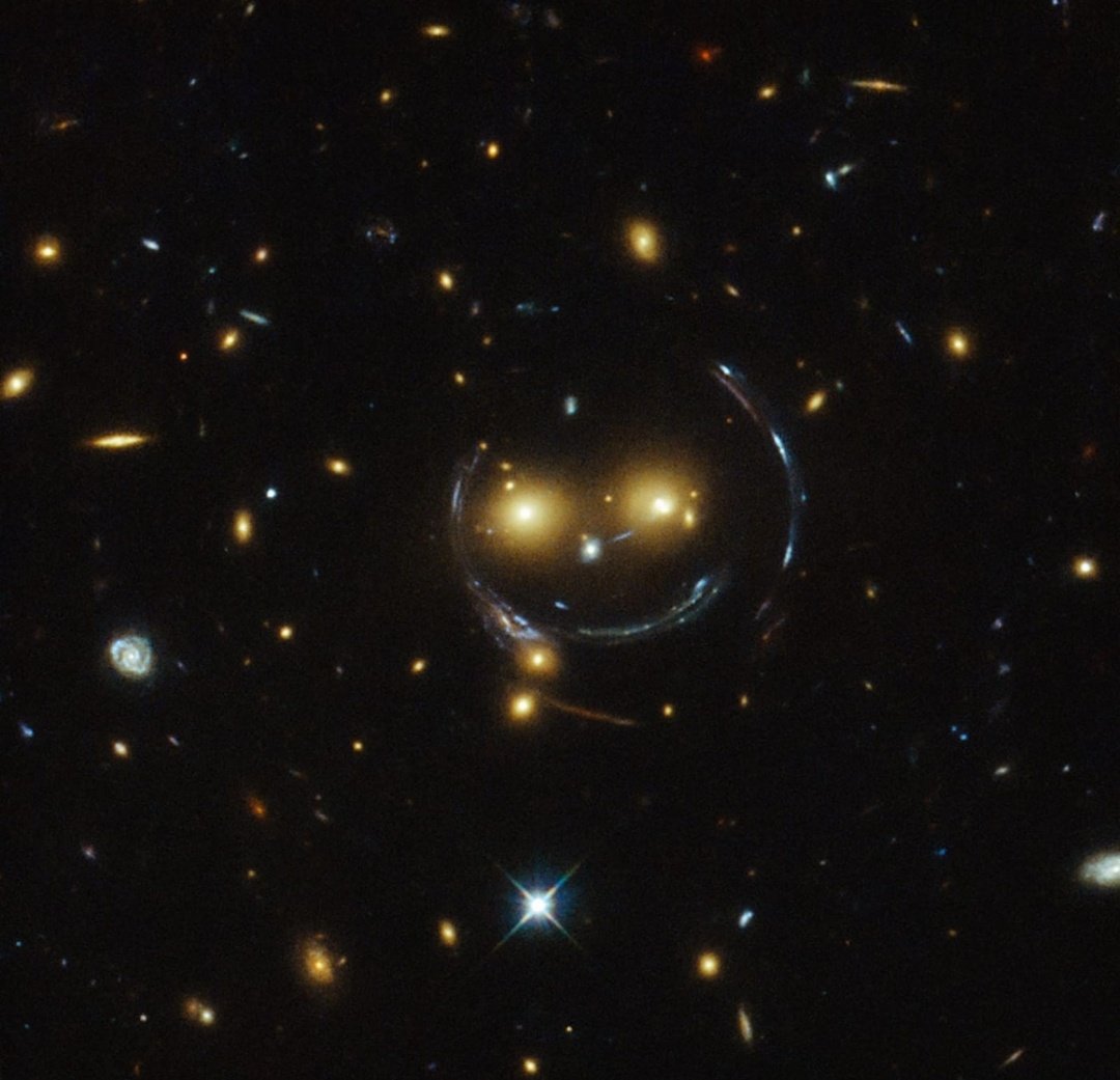 🔭 NASA'nın Hubble Uzay Teleskobu, gülen yüz şeklinde bir yıldız oluşumu buldu.