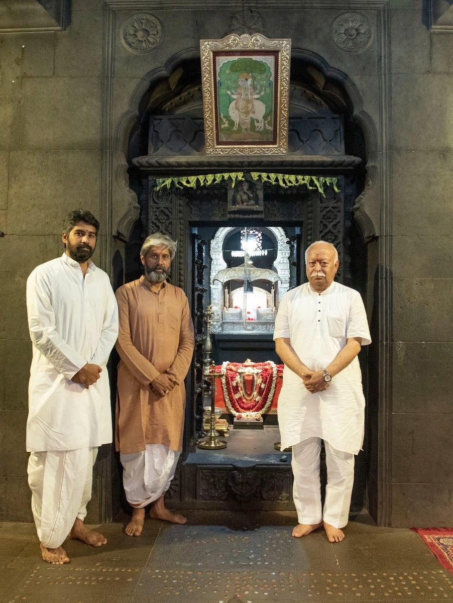 friendsofrss's tweet photo. RSS Sarsanghchalak Dr Mohan Bhagwat Ji visited and offered prayers to Samadhi of Pujya ManikPrabhu ji, addressed Students, cordially met Pujya Jnanaraj Maharaj, at ManikPrabhu Samsthan, Humnabad, Bidar, Karnataka. https://t.co/Xb2It3DfWQ