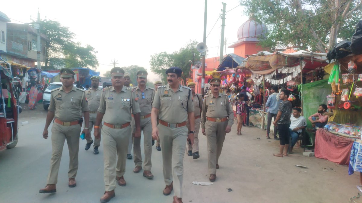 mathurapolice's tweet photo. #footpatrolling
SSP_MTA @ShaileshP_IPS के निर्देशन में #COMANT द्वारा कस्बा सुरीर देवी मन्दिर मेला में मय पुलिस बल के पैदल गश्त किया गया व क्षेत्र के बाजार, भीड़-भाड वाले स्थान आदि में सुरक्षा व्यवस्था को सुदृढ़ करने हेतु चैकिंग की गयी एवं सम्बन्धित को आवश्यक दिशा निर्देश दिये https://t.co/MuFstD4XF9