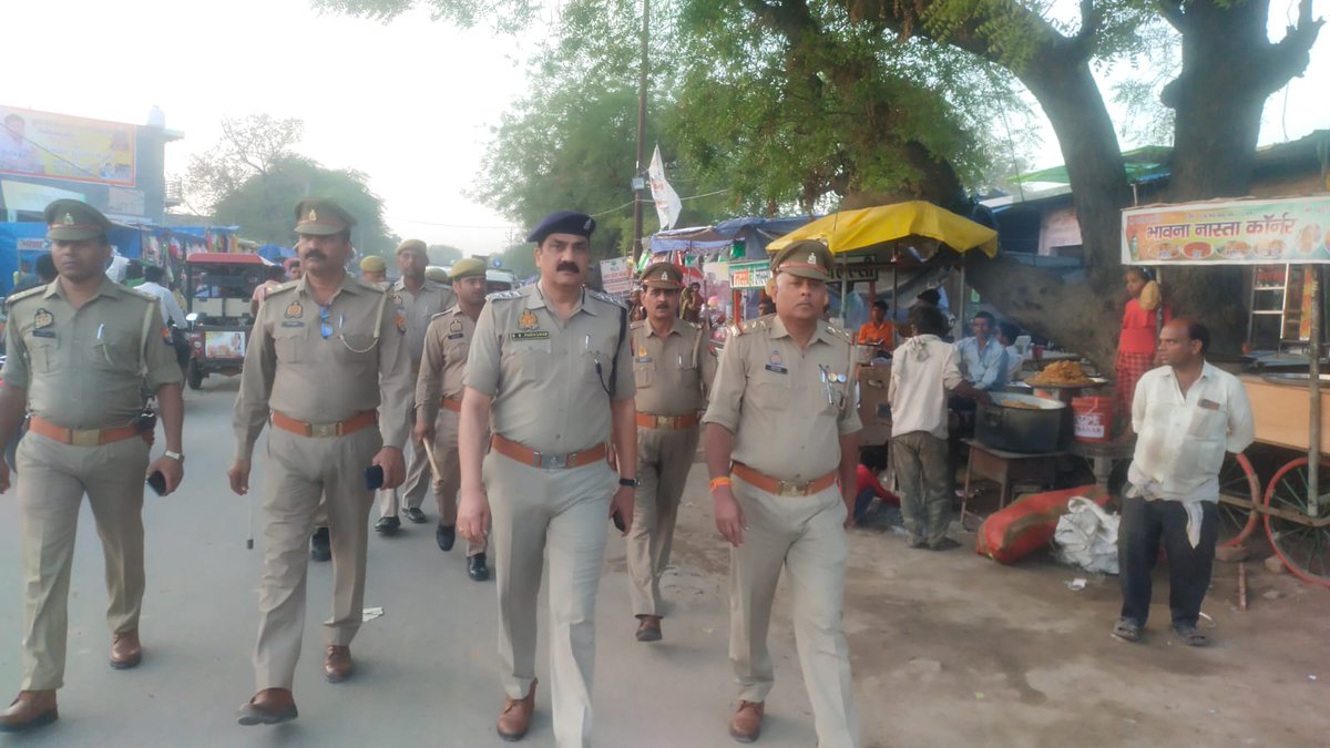 mathurapolice's tweet photo. #footpatrolling
SSP_MTA @ShaileshP_IPS के निर्देशन में #COMANT द्वारा कस्बा सुरीर देवी मन्दिर मेला में मय पुलिस बल के पैदल गश्त किया गया व क्षेत्र के बाजार, भीड़-भाड वाले स्थान आदि में सुरक्षा व्यवस्था को सुदृढ़ करने हेतु चैकिंग की गयी एवं सम्बन्धित को आवश्यक दिशा निर्देश दिये https://t.co/MuFstD4XF9