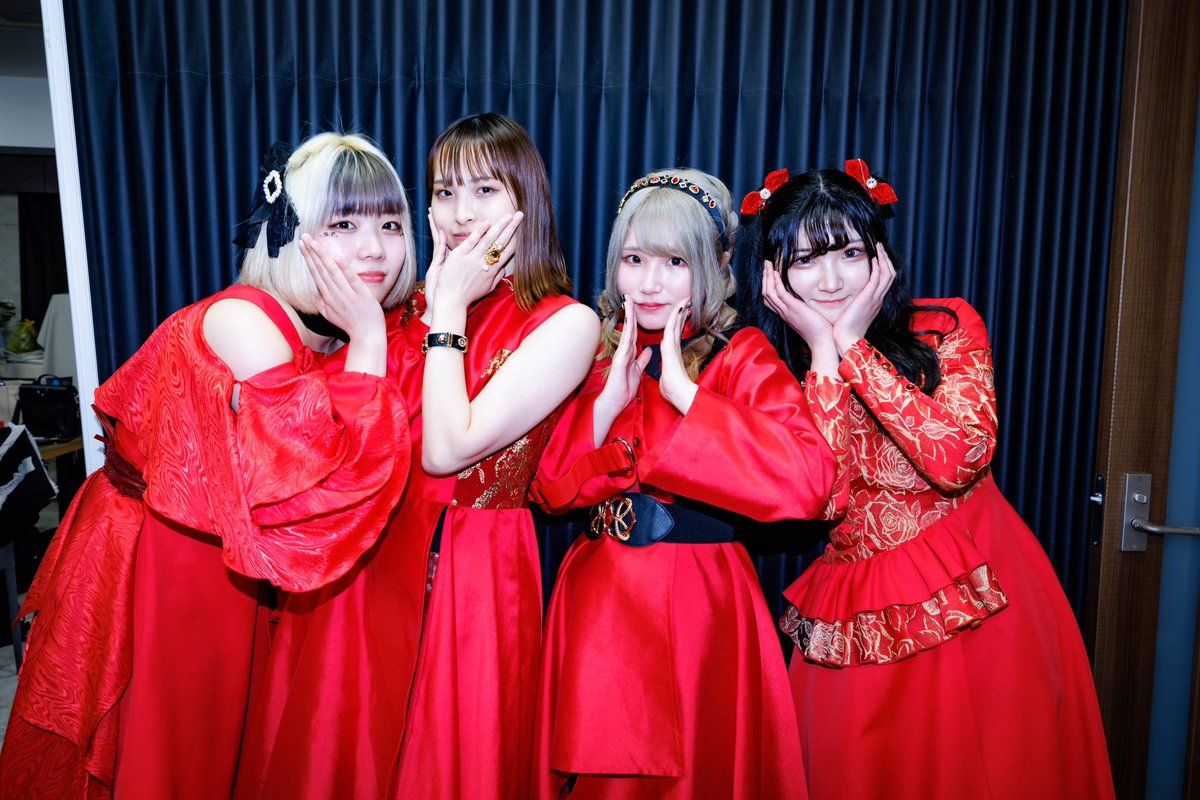 hateandtears1's tweet photo. 『レジェンドルフェス』inレジェンドホール
#HaTセトリ
▶1部
1.RETROSPECTIVE
2. It's my pleasure
3.MIRROR
4.OneStepForward
▶2部
1.RETROSPECTIVE
2.Make a Change
3.OneStepForward
4.AFTER SUMMER
#HaT #HATEandTEARS #Nagoya #TurnCore #japan #japaneseidol https://t.co/Ggfcc8F2Q2