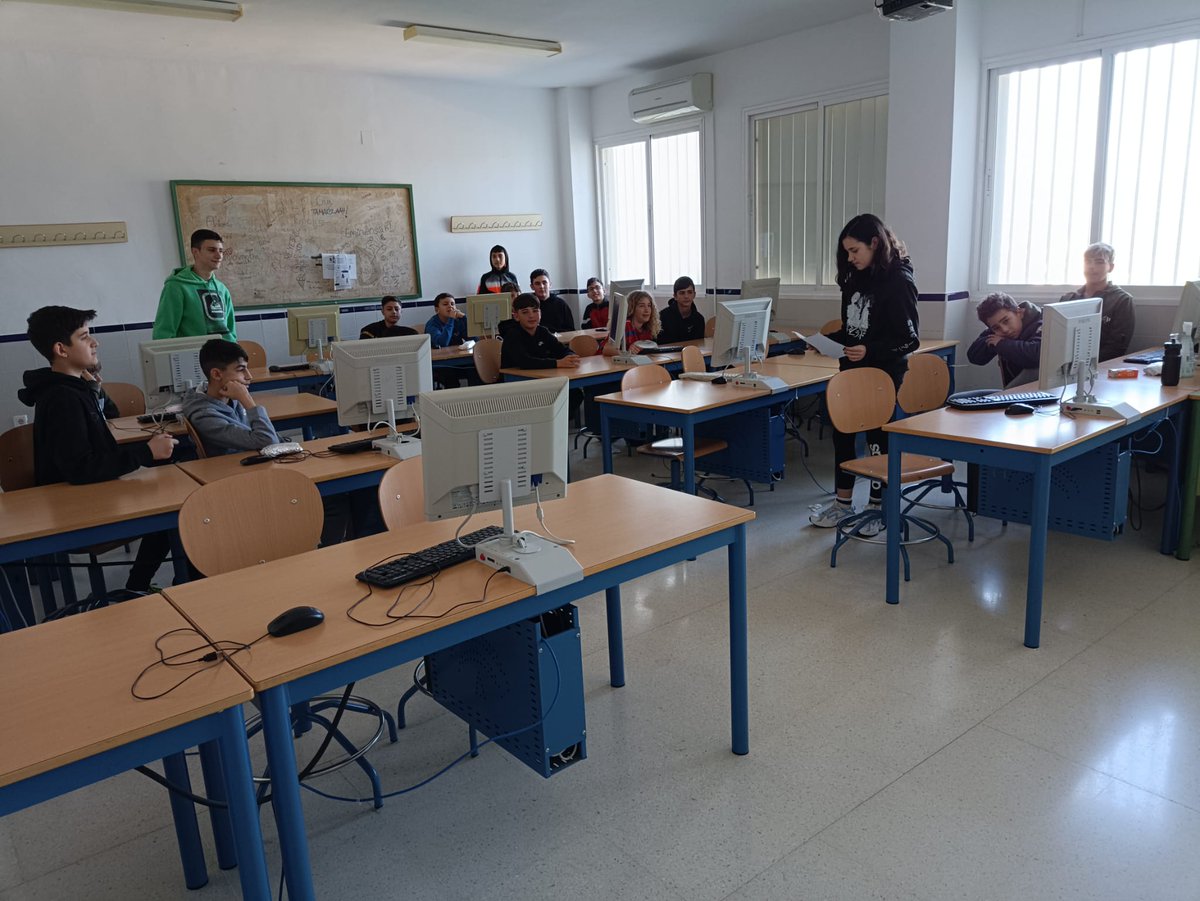 iesjarifa's tweet photo. 👩‍💻 Los alumnos de 1º de ESO A y D han estado debatiendo sobre el papel de la mujer en la Robótica tras conocer datos sobre la malagueña Ana Belén Ramos, programadora y diseñadora de videojuegos. https://t.co/XtEkl9pHb1