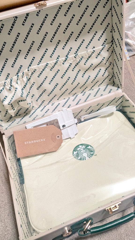 「スタバのトランクバッグが届きましたとてもおしゃれで素敵です!普段使いはちょっと個」|ふぐむし（🍁）のイラスト