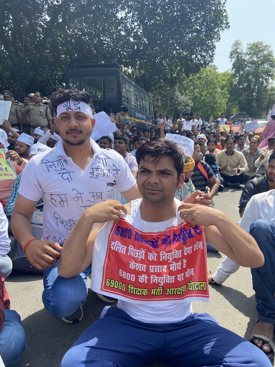 AjayLalluINC's tweet photo. बेशर्म भाजपाई 69000 सहायक शिक्षक भर्ती में इन पिछड़ों का हक खा गये और ओबीसी के नाम पर अपना अपराध छुपा रहे हैं। 

@JPNadda जी !

क्या लखनऊ में आंदोलित यह नौजवान अपना कलेजा चीरकर दिखायें तब OBC कहलायेंगे? https://t.co/VkyaCvBEic