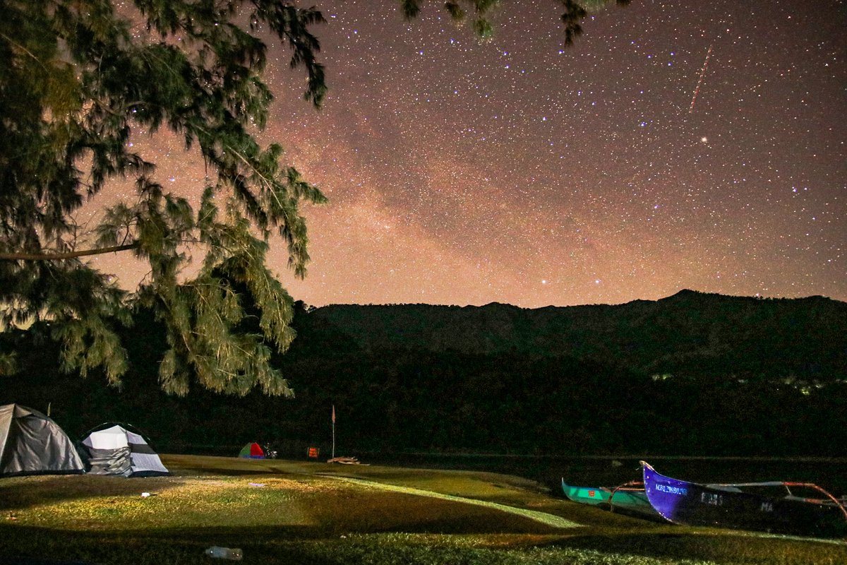 PhilippineStar's tweet photo. STARS BY THE LAKE 🌌

A netizen took a day off from the busy streets of Makati to sit by the lake, gaze at the stars, and capture this celestial view in San Marcelino, Zambales. https://t.co/rPOBpW2p6i