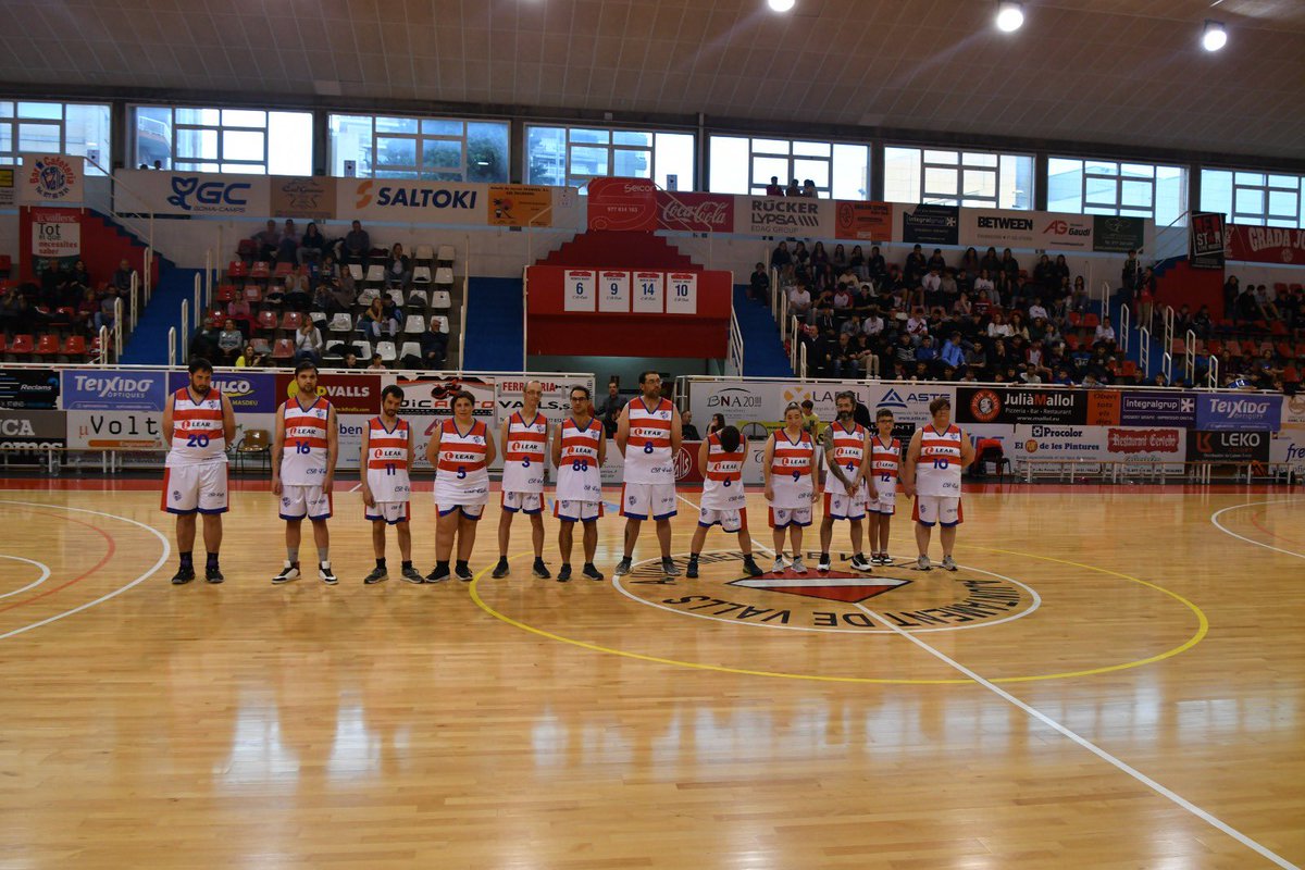 CBValls's tweet photo. Aquest dissabte, al descans del partit de lliga EBA, vam presentar oficialment el nostre equip @inclubasquet CB Valls.
Volem agrair a totes les empreses, entitats, famílies i, sobretot, als esportistes que s'han involucrat en aquest projecte per fer-lo realitat.

#ForçaValls 🔴⚪️ https://t.co/U8P4dv85rU