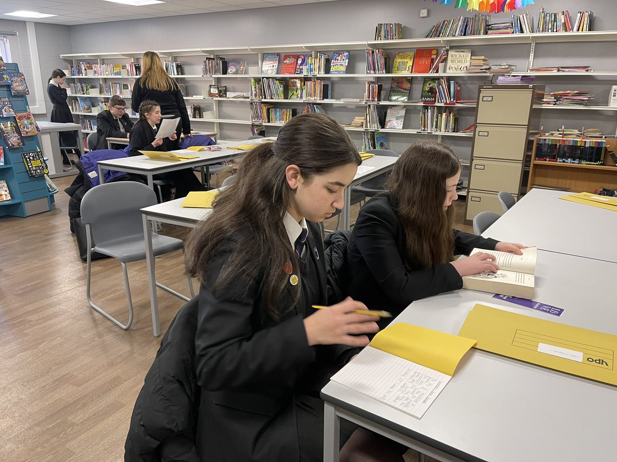 OAHLibrary's tweet photo. The best start to any Monday is time out to read during form ☺️📚#readingchampions @OutwoodHindley https://t.co/Z3AncpFUuE