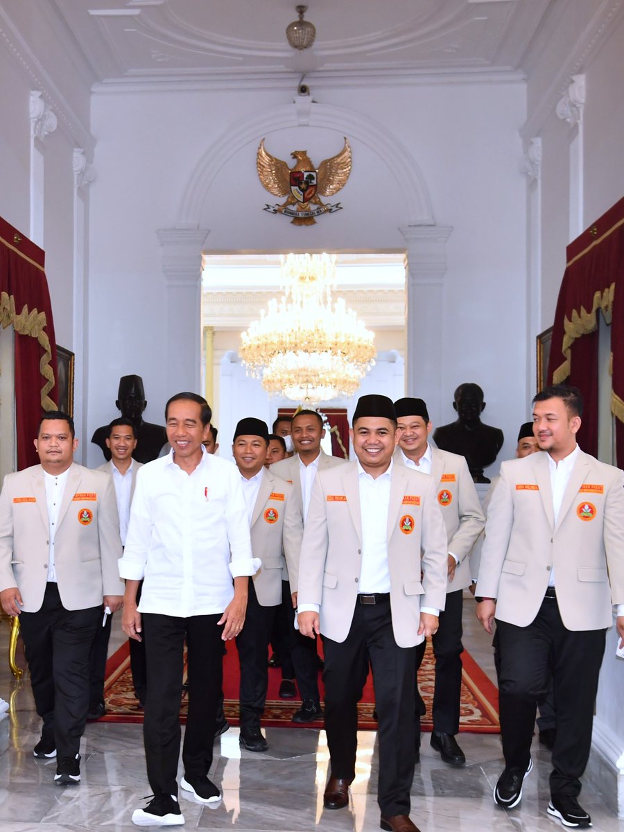 sangkhalil's tweet photo. Membangun Budaya Egaliter, Pemimpin Bangsa dgn komponen kepemudaannya adlh budaya yg baik, lahir dri Nilai2 Luhur Para Pendiri Bangsa! Terima kasih kpd Bapak Presiden RI @jokowi telh menrma Silaturahim Kebangsaan @PPPemudaMu sert Bapak Kapolri @ListyoSigitP yg sdh trt mendampingi https://t.co/HdEtZ3ft6y