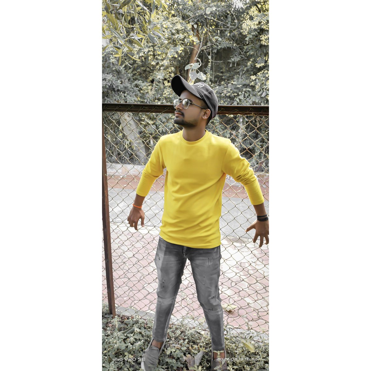 Pagal Si Woh Ladki Mujhe Kitna Chahati Hai

Khud Ka Khayal Nahi Rakhti Aur Mujhe Samajhati Hai