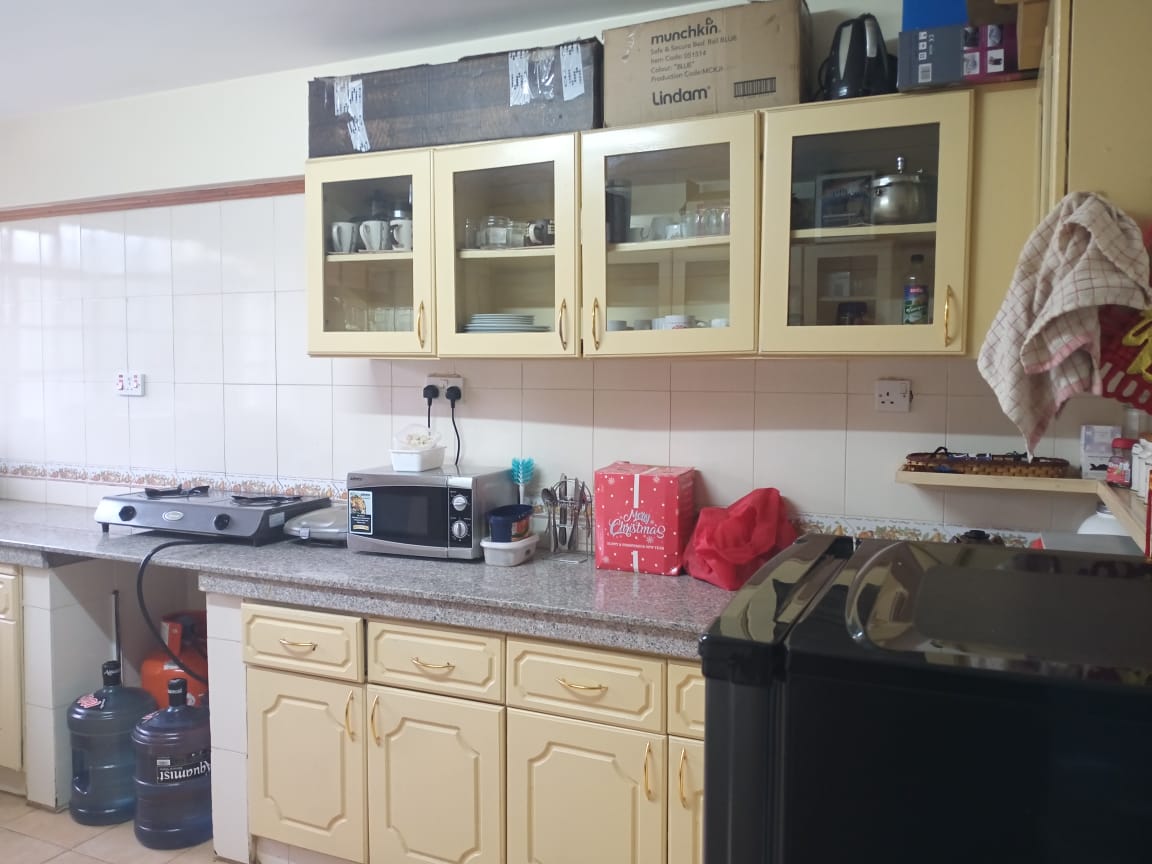 #MainaAndKingangi 
WESTLANDS, 4 BEDROOM APARTMENT FOR RENT

-2 Rooms are ensuite.
-Spacious closed plan kitchen with enough storage cabinets 
-Spacious siting lounge with dining area
-DSQ
-Ample parking 
-NCC water

Renting at 100k
Call Isaac today for viewing on 0716776744.