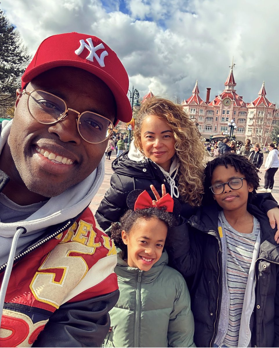 Met de familie, heerlijk Elijah’s verjaardag vieren in Disney..❤️
Met heerlijk bedoel kotsmisselijk attractie in en uit. 1 voordeel, zometeen zijn Elijah en Amy-Lee te oud en willen ze niet meer gaan. Nadeel Nió is net geboren, dus de aankomende 20 jaar, ben ik de pineut 😂🤷🏾‍♂️