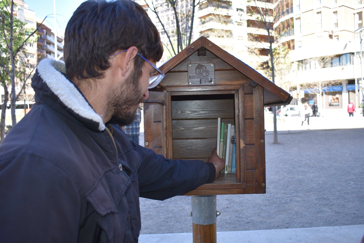 ajmanresa's tweet photo. 📸 Alumnes i docents d'@Ampans han reparat i traslladat el #Biblionius de la plaça Bonavista 👏👏 Avui l'han presentat amb el regidor @josepgili i Marina Hosta (#FAVM)
📚 Els Biblionius són casetes d'intercanvi gratuït de llibres repartides per #Manresa 👉https://t.co/EG8wzeM17S https://t.co/Wqi7lDoZ8G