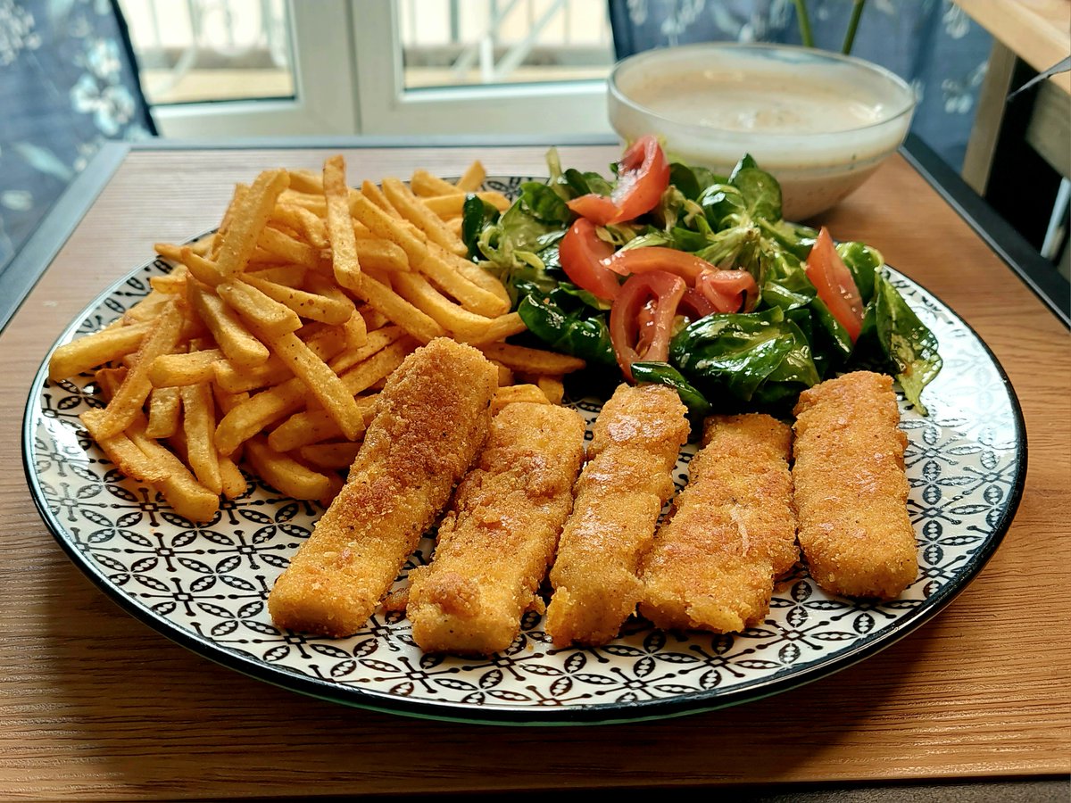 Project: Karl's VGang Timeline 🌱
year_2_day_97 - fried tofu sticks
___
| ingredients: tofu, breadcrumbs, yeast flakes, spices, coating base (flour, water, sugar, salt), salad, tomatoes, sour cream, fries___|

#govegan #vgang #karlsvgang #vegan #veganfood 💚
<a href="/Dekarldent/">Dekarldent 🌱</a>

!B