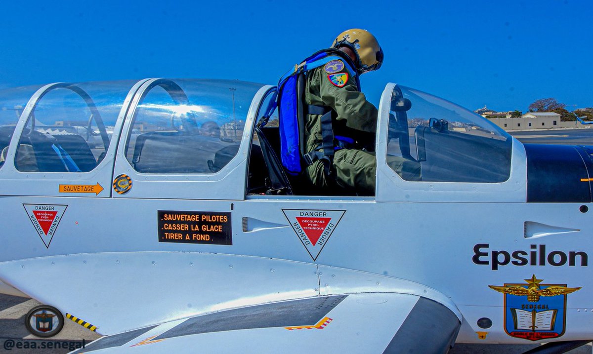 EAA_Officiel's tweet photo. "Le vrai pilote ne s’attache pas à son avion. Au contraire, à travers les harnais, il attache l’avion à son dos. Les commandes de l’appareil deviennent une extension de sa personnalité. "
Soyez au contrôle de votre semaine avec cette belle prise du TB30 Epsilon. 
#bonnesemaine https://t.co/zKJQV9txRi