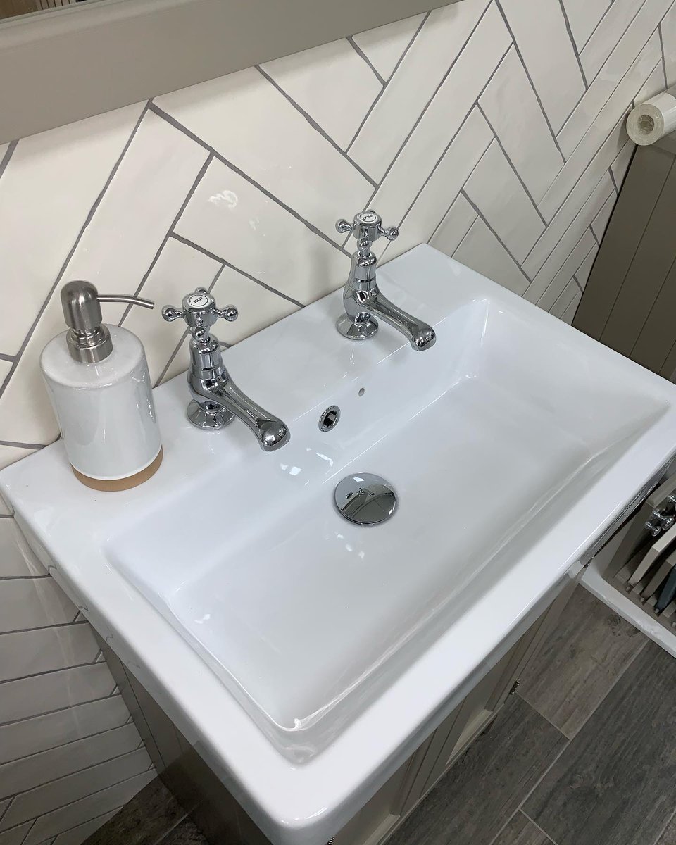 housetohomeKB's tweet photo. Showcasing our stunning new bathroom display featuring ranges from @heritagebath @roperrhodesltd @MermaidPanelsUK and tiles from @CaPietra 
#Timeless #bathroominspo #bathroominstallation #bathroomnorfolk #bathroomsuffolk #bathroom #roperrhodes #capietra #heritagebathrooms https://t.co/f25N3coj0R