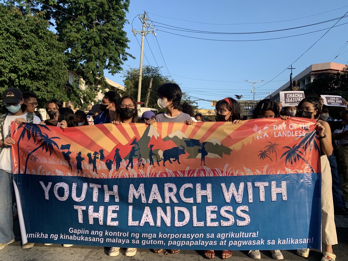 ABMendio's tweet photo. Nagkasa ng iglap-protesta ang mga kabataan sa nalalapit na Day of the Landless, bitbit ang panawagan laban sa kontrol ng mga korporasyon sa agrikultura sa bansa. Buhat nito ang paghina ng lokal na produksyon at pagpapalayas sa mga katutubo sa lupang ninuno.

#LandToTheTillers https://t.co/WEymm3vKMO