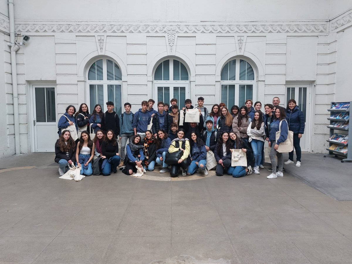 SMPilarmadrid's tweet photo. Estos días, Lis de #cuartodeESO disfrutando de su intercambio en Burdeos. Musée d’Aquitaine, juegos de mesa, de picnic, visita guiada por Burdeos. ¡Estos chicos no paran! #intercambioenFrancia #intercambiocultural https://t.co/eTRlQUys0g