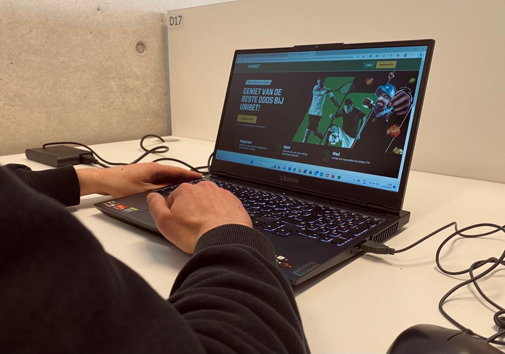 APJournalistiek's tweet photo. De lokroep naar gokken op sportwedstrijden is soms moeilijk te weerstaan. Dat weet ook "Andreas Michiels", een 21-jarige student die onder een schuilnaam aan het woord komt.
Benieuwd naar zijn verhaal?
Lees het binnenkort op wrAP. https://t.co/8hsW91yXqQ