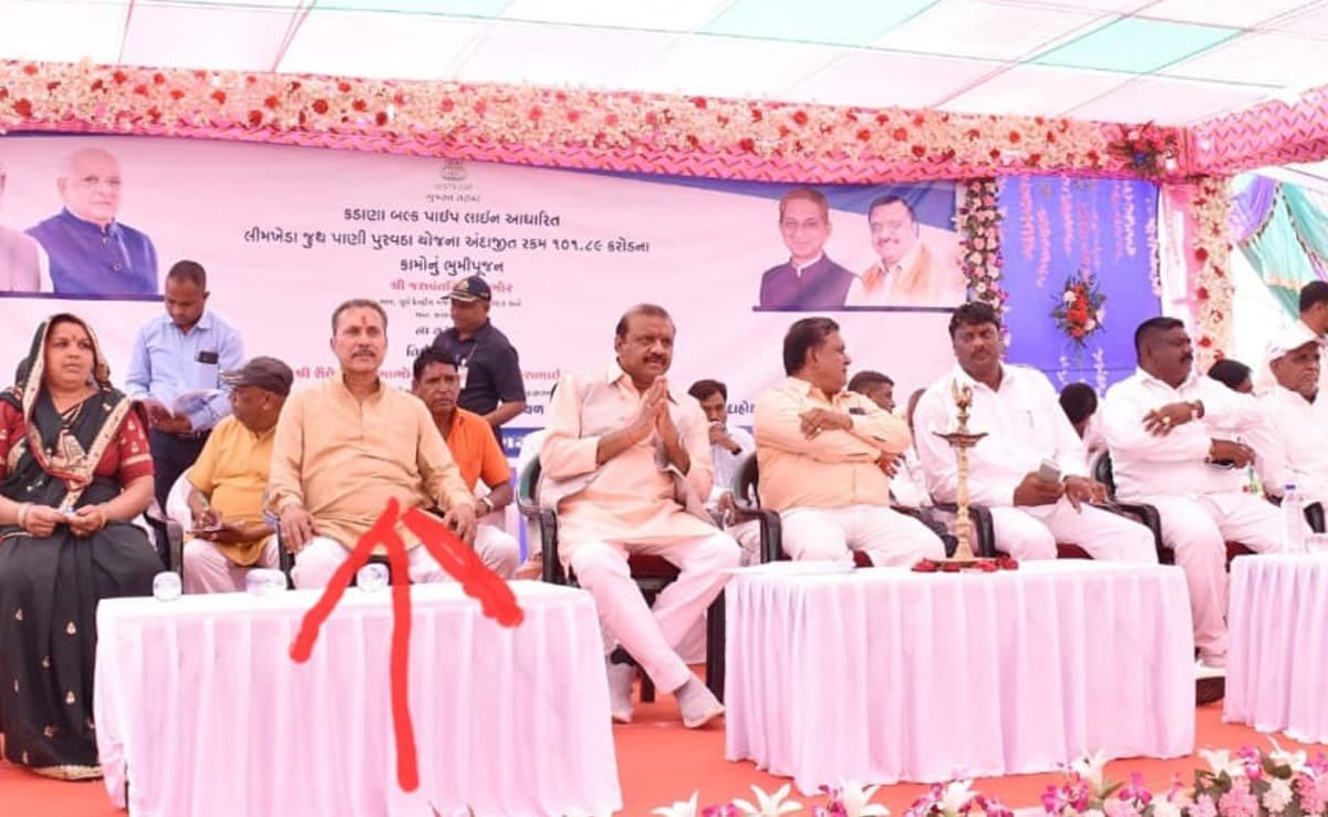 Sandeep_Saurav_'s tweet photo. भाजपा हत्यारों, बलात्कारियों, दंगाइयों और भ्रष्टचारियों की शरणस्थली है! 

फोटो में मंच पर भाजपा के MP-MLA के साथ एक ऐसा व्यक्ति ‘शोभायमान’ है जो बिल्किस बानो मामले में हत्या और बलात्कार के लिए आजीवन कारावास में सज़ायफ़्ता था और जिसे भाजपा सरकार ने बेशर्मी से बरी करवाया था! https://t.co/G8RVKEEQiZ