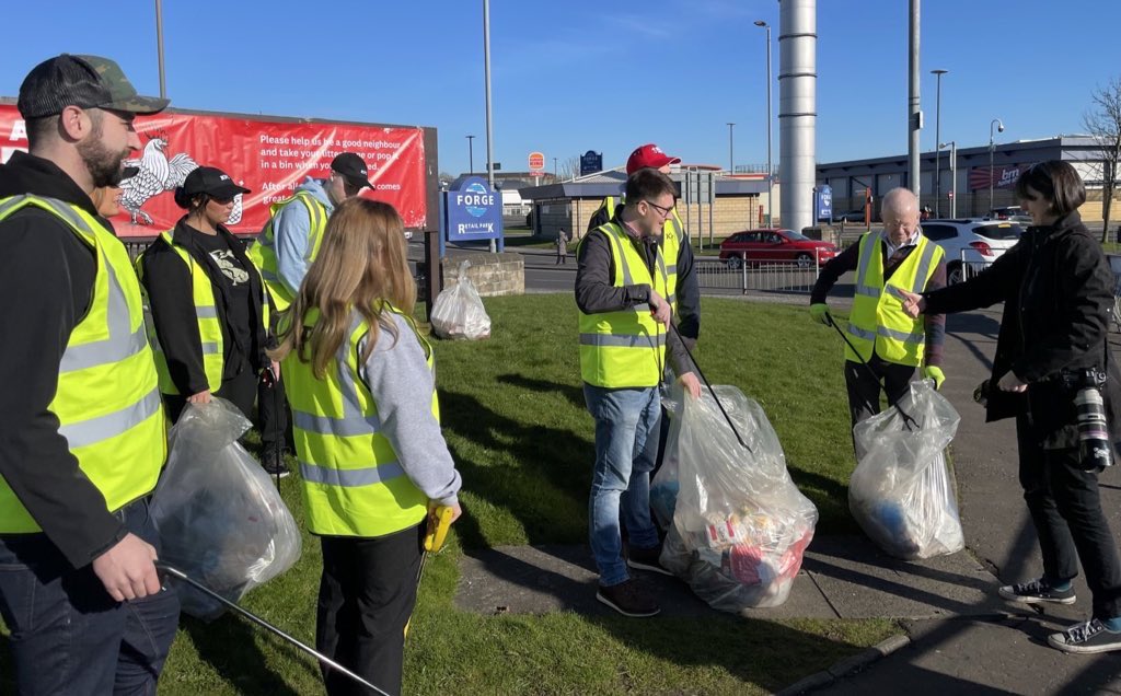 DavidLinden's tweet photo. 🗑️ Was a pleasure to be in #Parkhead and #Barrowfield this morning to help launch @KFC_UKI’s Spring Clean week. Well done to all of the staff who joined us on this morning’s litter pick! https://t.co/vbChMZGX3U