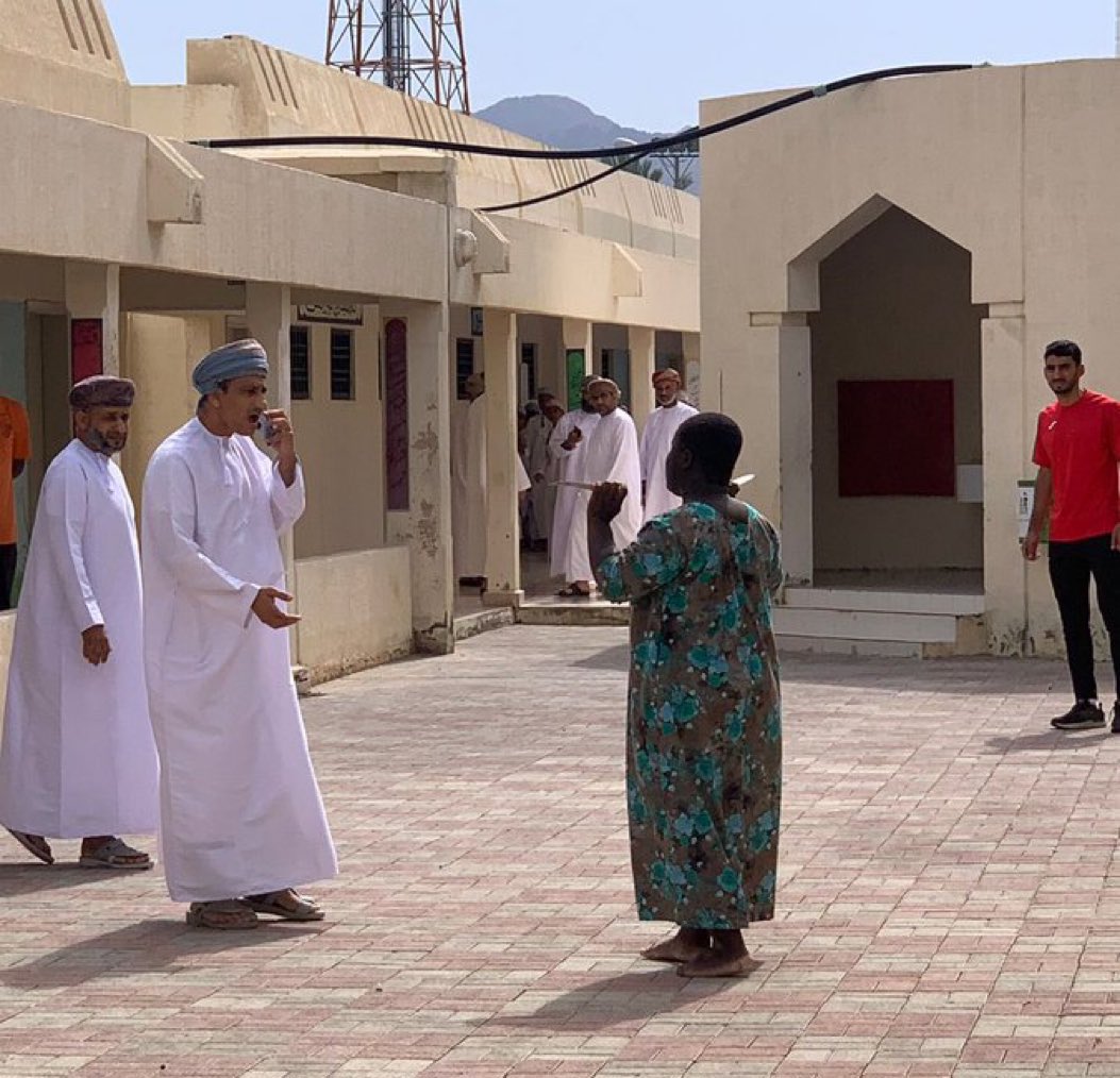 News_Ejazah's tweet photo. القبض على عاملة منزل من جنسية أفريقية 
بتهمة التهديد وذلك بعد دخولها #مدرسة بولاية إزكي حاملة معها سلاحًا أبيض، وتستكمل بحقها الإجراءات القانونية
في دولة عمان

- صحيفة المدينة. https://t.co/uB8b4ohx9A