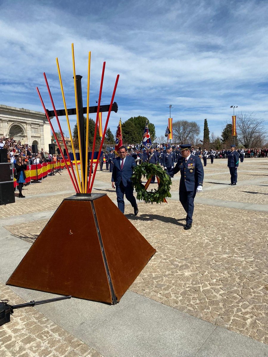 Este sábado se realizó en el Palacio del Infante Don Luis de Boadilla del Monte (Madrid), una jura de bandera en la que el #Ala48 participamos como abanderado.
En ella 203 civiles hicieron  expresión, pública e individual, de lealtad hacia España jurando ante nuestra Bandera.🇪🇸