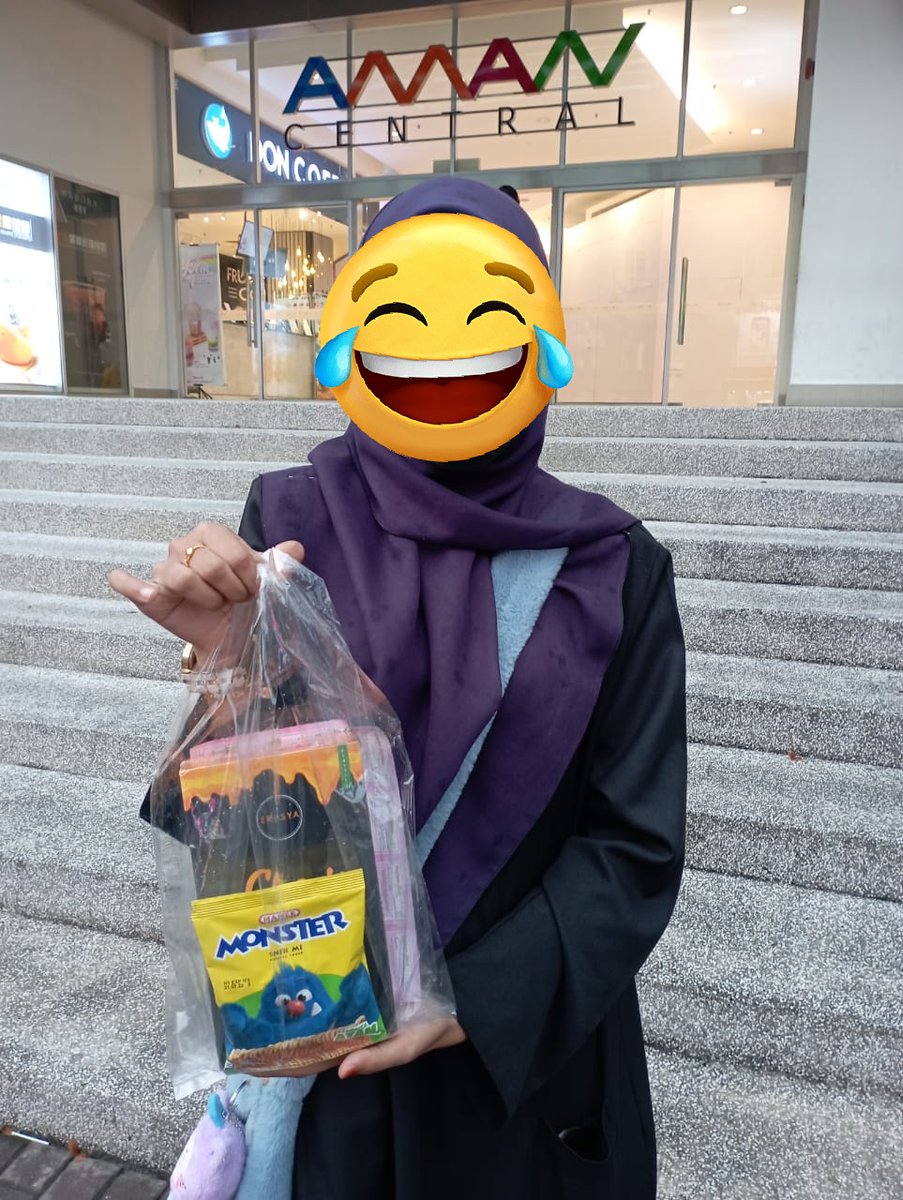 Cheq_Huda's tweet photo. Alhamdulillah settled tunaikan satu permintaan customer untuk harini..😇 

Kalau kelmarin main panas 🤭 tapi petang nie ditemani hujan rintik 🌧️, sejuk jaa hangpa..🥰 

Sapa tibeh craving cheesy ala2 kfc tu boleh mai order ngan sis naa..🤗

#sayajual #cheesypowder https://t.co/uwW8ZrtMSX