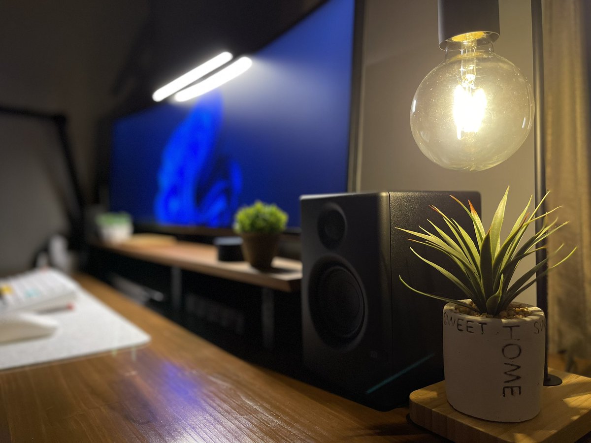 Maria_Libe's tweet image. 良い感じに自作のデスクシェルフがマッチしてくれた！良きかな！

#DIY 
#desksetup 
#お前らのPCデスク周り晒してけ