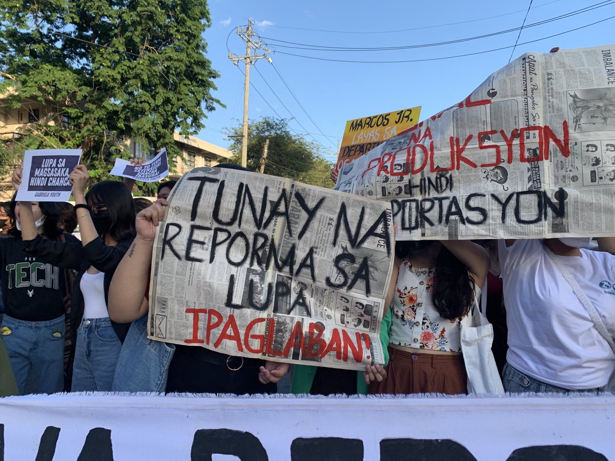 ABMendio's tweet photo. Nagkasa ng iglap-protesta ang mga kabataan sa nalalapit na Day of the Landless, bitbit ang panawagan laban sa kontrol ng mga korporasyon sa agrikultura sa bansa. Buhat nito ang paghina ng lokal na produksyon at pagpapalayas sa mga katutubo sa lupang ninuno.

#LandToTheTillers https://t.co/WEymm3vKMO