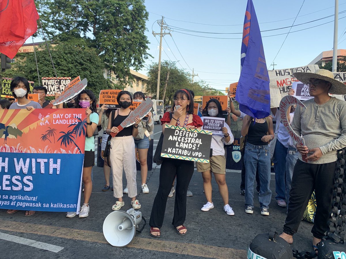ABMendio's tweet photo. Nagkasa ng iglap-protesta ang mga kabataan sa nalalapit na Day of the Landless, bitbit ang panawagan laban sa kontrol ng mga korporasyon sa agrikultura sa bansa. Buhat nito ang paghina ng lokal na produksyon at pagpapalayas sa mga katutubo sa lupang ninuno.

#LandToTheTillers https://t.co/WEymm3vKMO
