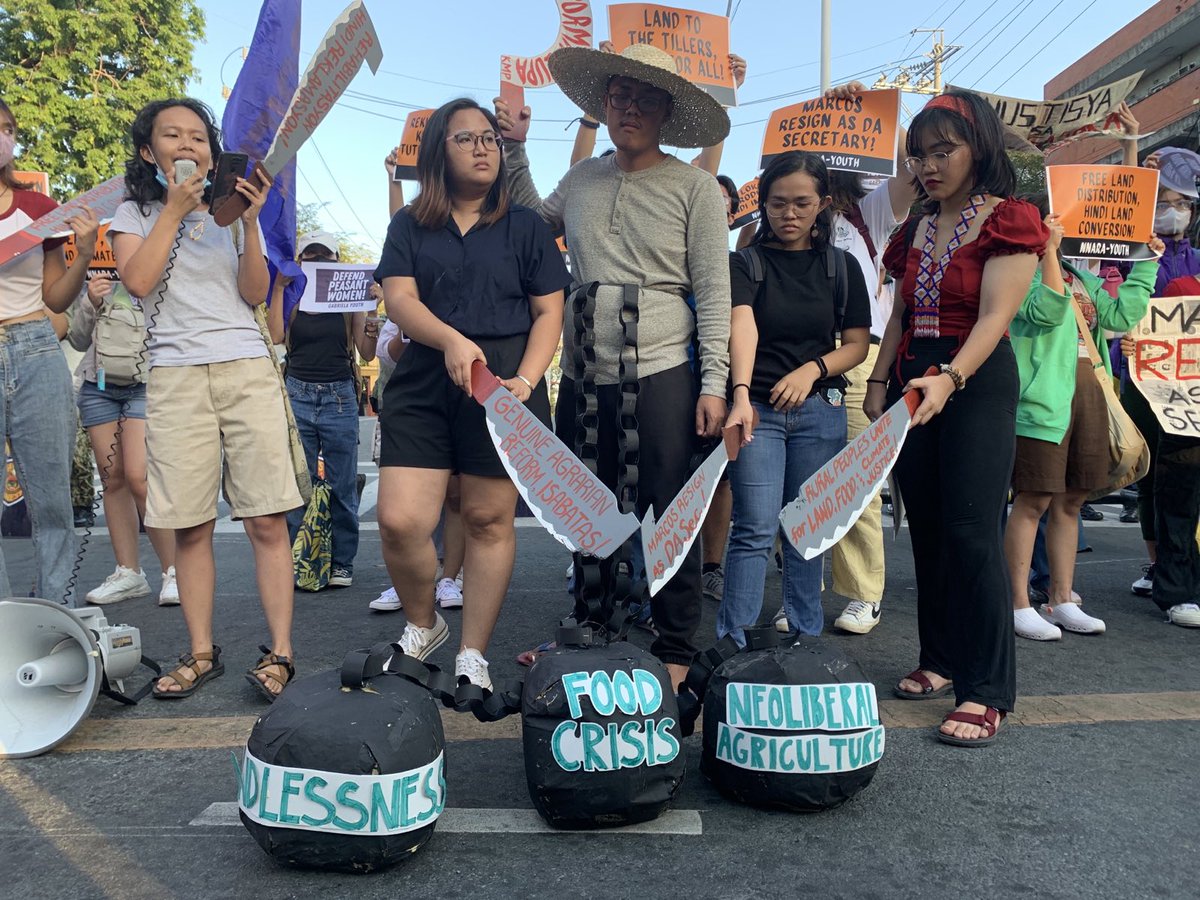 Nagkasa ng iglap-protesta ang mga kabataan sa nalalapit na Day of the Landless, bitbit ang panawagan laban sa kontrol ng mga korporasyon sa agrikultura sa bansa. Buhat nito ang paghina ng lokal na produksyon at pagpapalayas sa mga katutubo sa lupang ninuno.

#LandToTheTillers