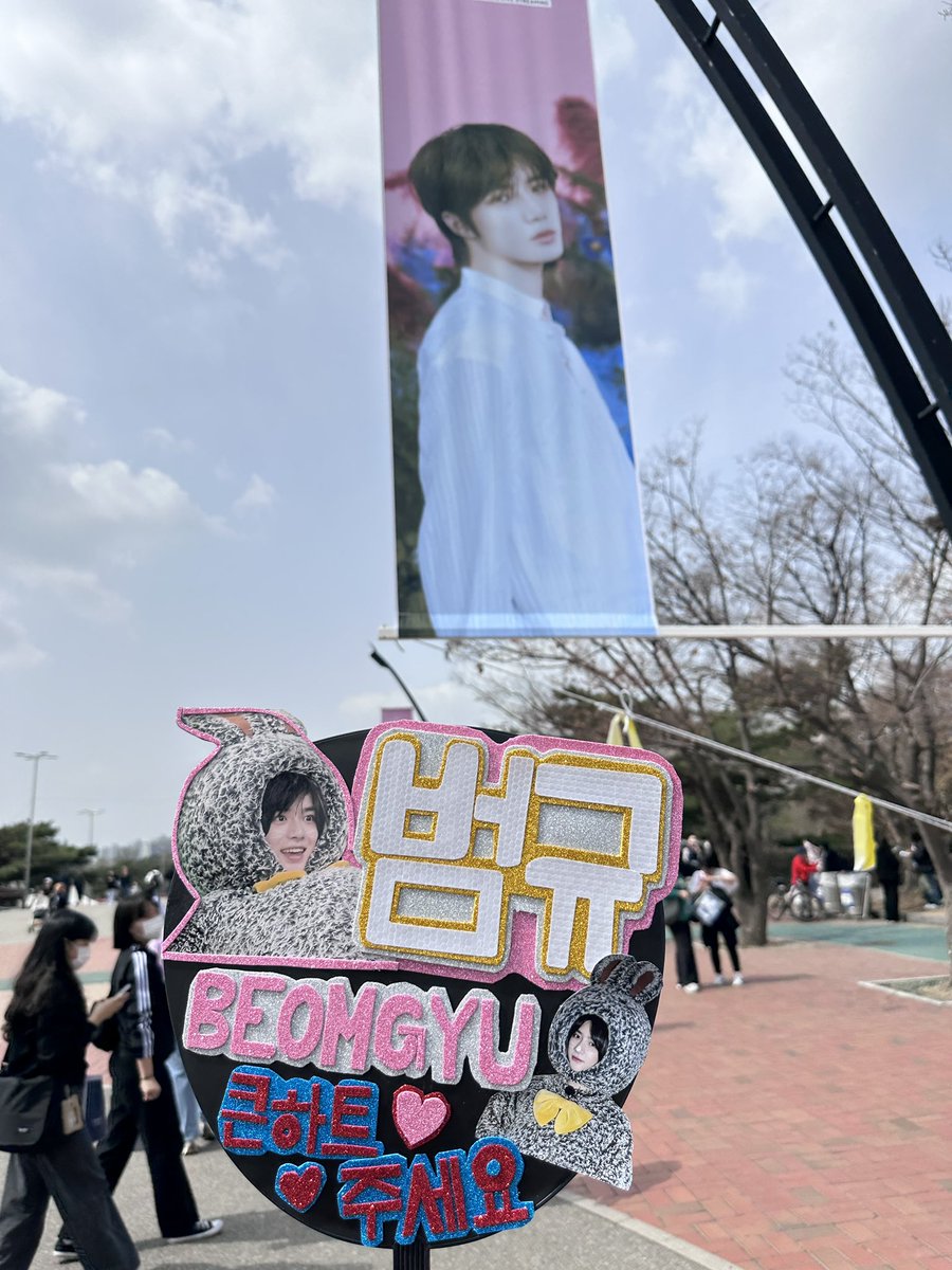 bamgyannnnu's tweet photo. He saw me😭😭😭😭 @TXT_members @TXT_bighit
-Act sweet mirage in seoul
#actsweetmirage #txt #txthk #tomorrowxtogether #yeonjun #soobin #beomgyu #taehyun #hueningkai #崔然竣 #崔秀彬 #崔杋圭 #姜太顯 #休寧凱 #txt小卡 #txt專輯 #txt代購 #txtbighit #연준 #수빈 #범규 #태연 #휴닝카이 https://t.co/LCI0dvoVjl
