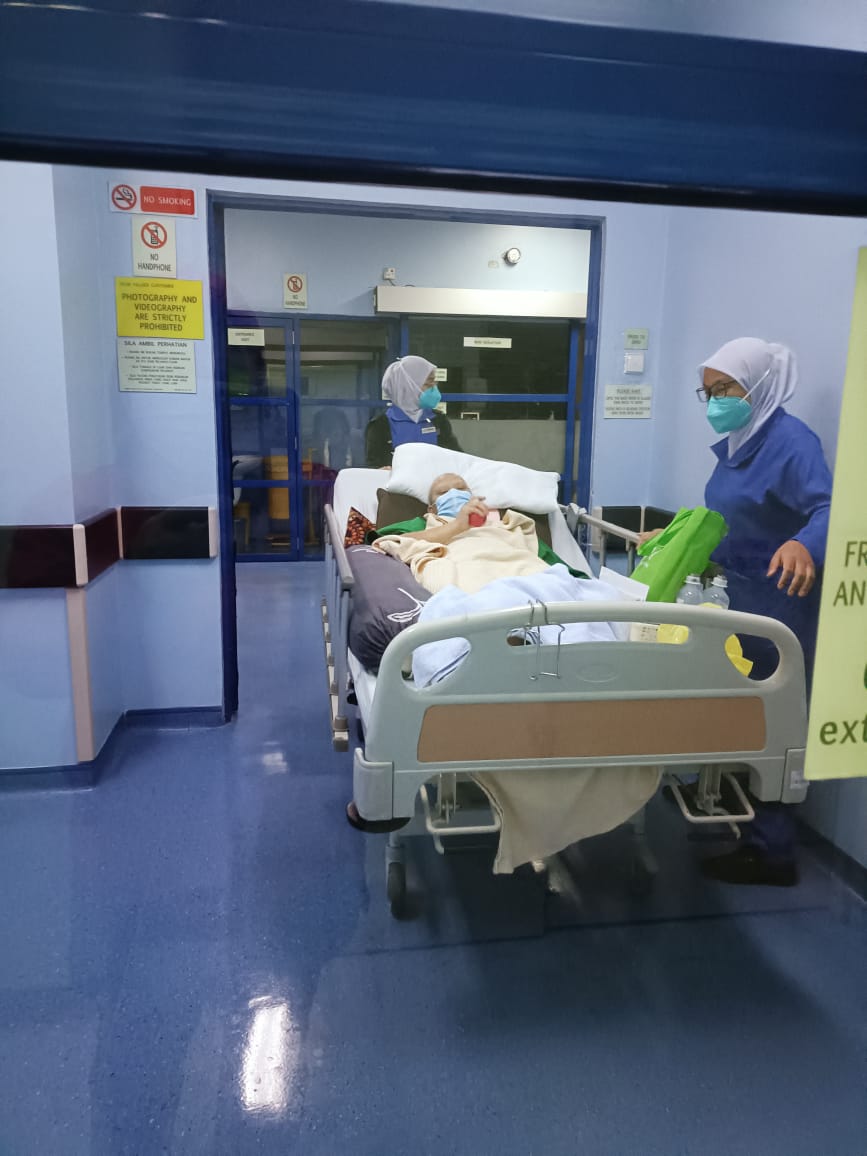 zumairaaa's tweet photo. Kedua-dua anak beranak ada kanser.

- Mak ada sel kanser thyroid (78 tahun)
- Anak sakit kanser payudara tahap 3 (46 tahun)

Dua-dua bergantung dekat each other since dorang takde siapa dah. Anak diberhentikan kerja lepas kesihatan makin merosot. Tolong I RT 🙏 https://t.co/eysrQRJNtz