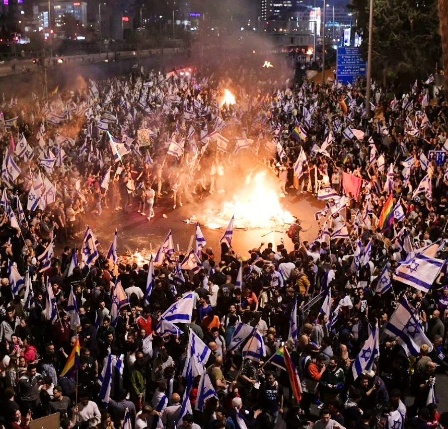 La riforma della giustizia, ad personam, di #Netanyahu potrebbe bloccarsi. Ingenti proteste, università sospese, l'aeroporto Ben Gurion bloccato, il sistema sanitario e giudiziario fermo.

Una cosa è certa: se c'è volontà, le sorti del paese si cambiano.
In Italia quando? #Israel