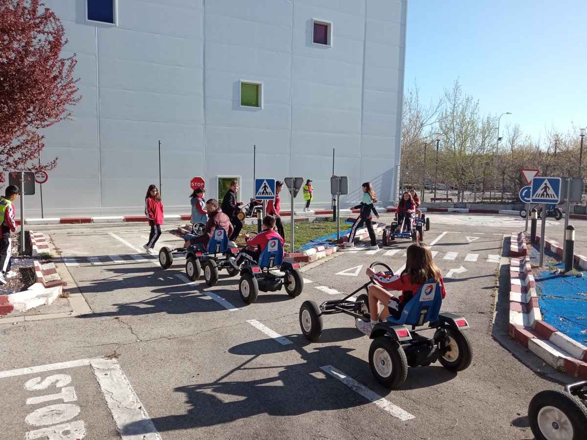 atutorvaldemoro's tweet photo. Hoy hemos empezado el Parque Infantil de Tráfico y para inagurar el año, han venido los alumnos de 6º A del Colegio Valle del Miro https://t.co/QDSYZdBqck