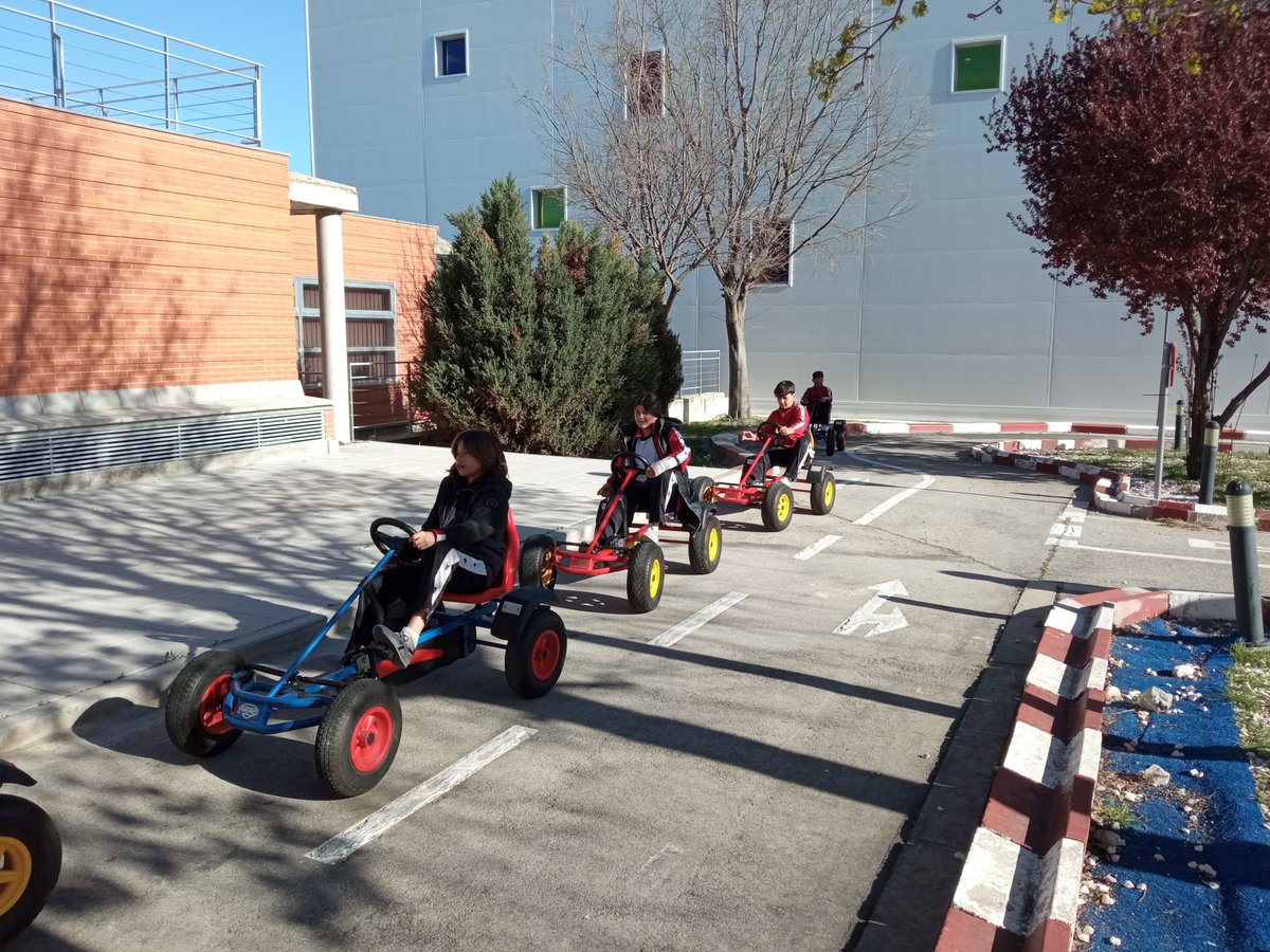 atutorvaldemoro's tweet photo. Hoy hemos empezado el Parque Infantil de Tráfico y para inagurar el año, han venido los alumnos de 6º A del Colegio Valle del Miro https://t.co/QDSYZdBqck