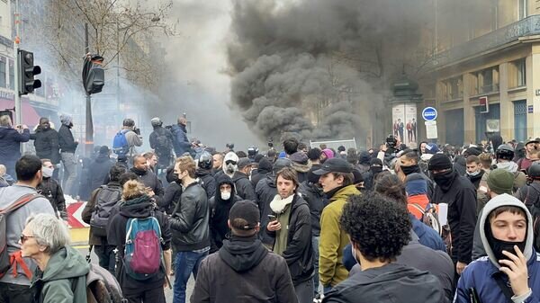 GertEwen's tweet image. Beeindruckend, wie eine ganze #Nation zusammensteht und sich gegen staatliches #Diktat trotz aller #Polizeigewalt zur Wehr setzt und seine Rechte einfordert. Es lebe die #Demokratie 
#ViveLaFrance