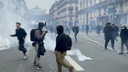 GertEwen's tweet image. Beeindruckend, wie eine ganze #Nation zusammensteht und sich gegen staatliches #Diktat trotz aller #Polizeigewalt zur Wehr setzt und seine Rechte einfordert. Es lebe die #Demokratie 
#ViveLaFrance