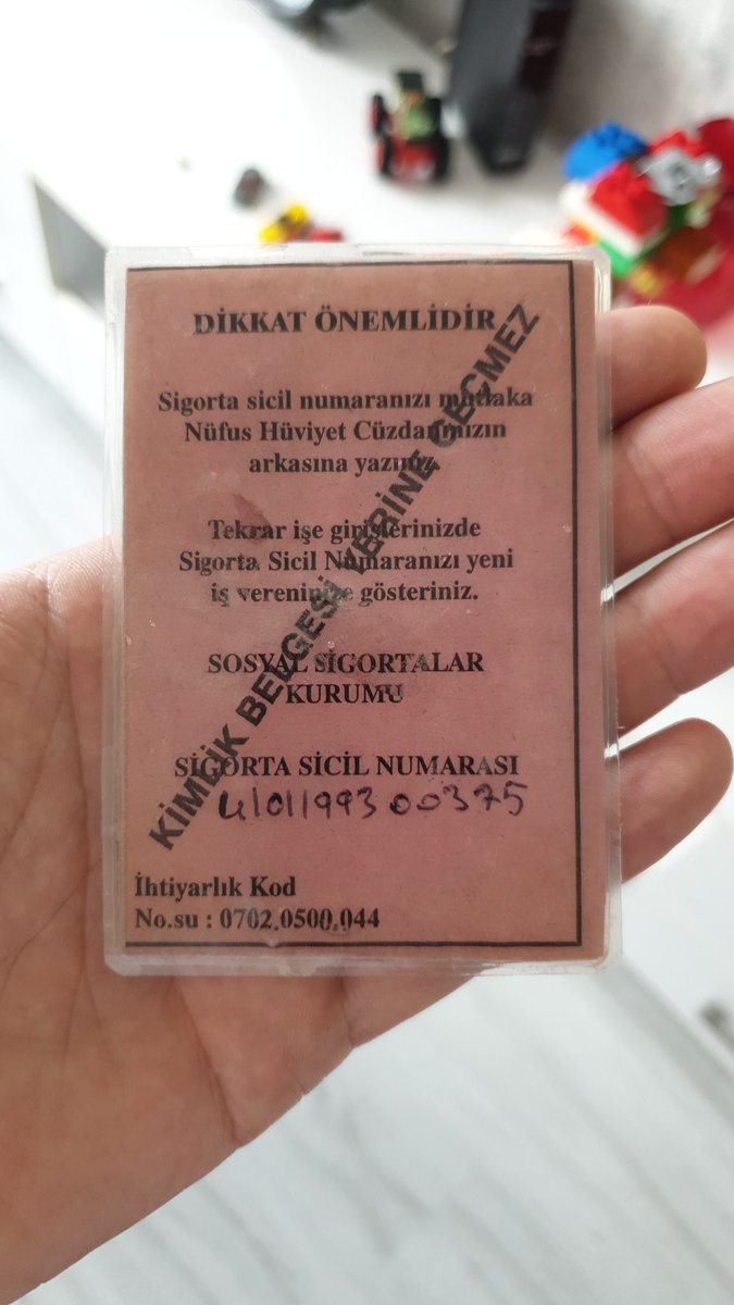Goldenlight41's tweet photo. Sayın. @vedatbilgn  Bakın Bu Kartı Sizin Başında Olduğunuz Sigortalar Kurumu 1992 yılında vermiş
Bu Kartı Öğrenciye Değil
Fabrikada Çalışana Veriyorlar
Bu Bir Devlet Ayıbıdır
Lütfen Düzeltin
@RTErdogan 
@dbdevletbahceli 
@akbasogluemin 
#YeniMüjdeStaja https://t.co/LQfiPiDBXU