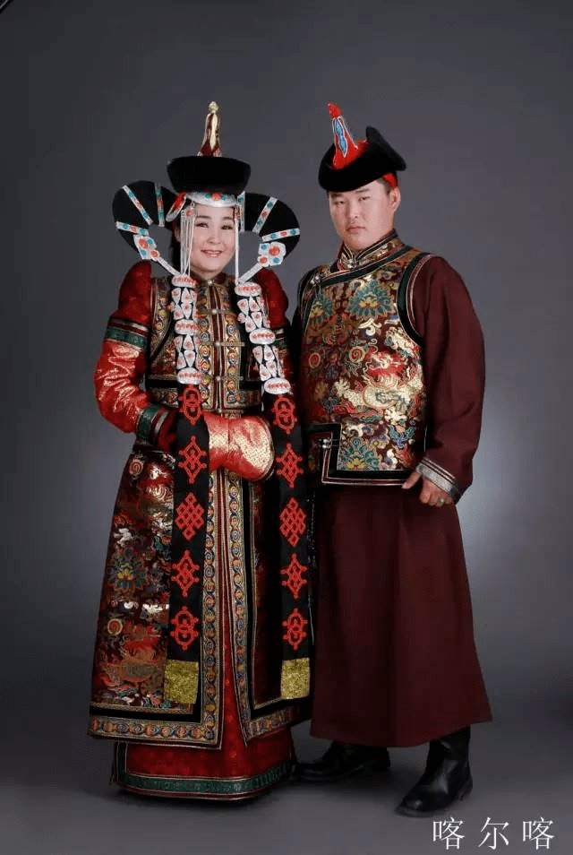 【蒙古族各部服饰】
#Mongol #Mongolia #TraditionalClothing #蒙古 
1 科尔沁
2 察哈尔
3 鄂尔多斯
4 喀尔喀