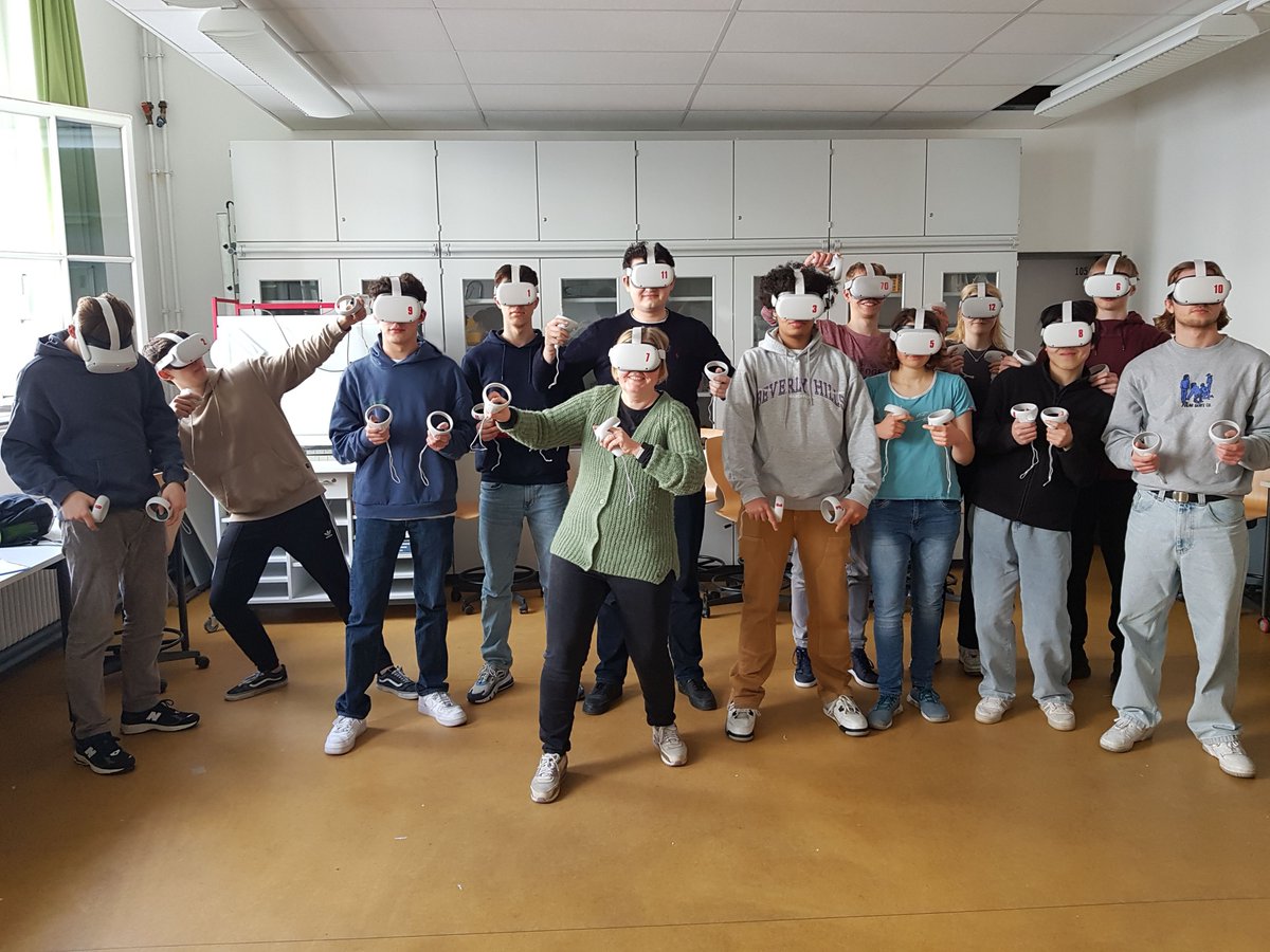 STEM DIGITALIS at secondary students! In particular, students in an advanced physics course (13th grade) from Germany worked individually on two experiments with a Michelson-interferometer in LUH's virtual reality environment!
