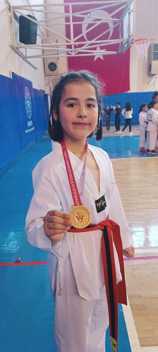 SehitErhan's tweet photo. Okulumuz 3/B sınıfımızdan Sunay Devrim KURTBOLAT okul sporları kapsamında düzenlenen Minik Kız Tekvando 33 Kg'da İl Birincisi olmuştur. Tekvando hocamız İsmail Kul'u ve öğrencimizi tebrik ederiz. @GelendostK @ispartamem @ErhanBaydur1 @GelendostIlce @y_erdem_yilmaz @e32arikan https://t.co/oKzXhLYmxr