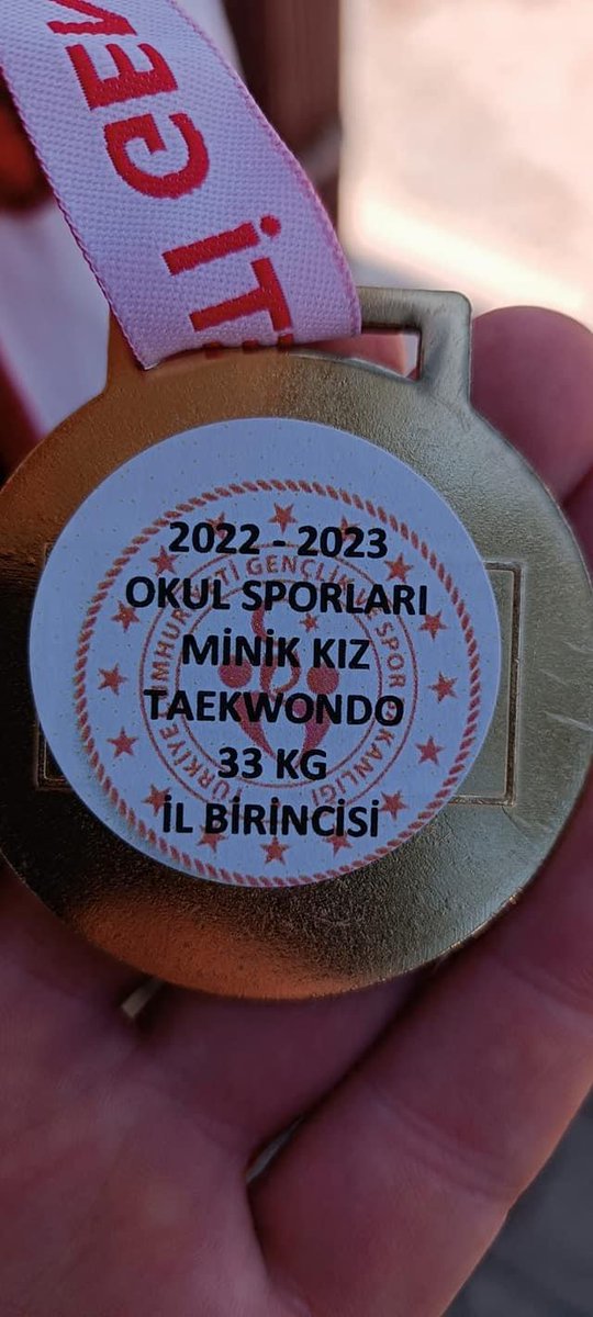 SehitErhan's tweet photo. Okulumuz 3/B sınıfımızdan Sunay Devrim KURTBOLAT okul sporları kapsamında düzenlenen Minik Kız Tekvando 33 Kg'da İl Birincisi olmuştur. Tekvando hocamız İsmail Kul'u ve öğrencimizi tebrik ederiz. @GelendostK @ispartamem @ErhanBaydur1 @GelendostIlce @y_erdem_yilmaz @e32arikan https://t.co/oKzXhLYmxr