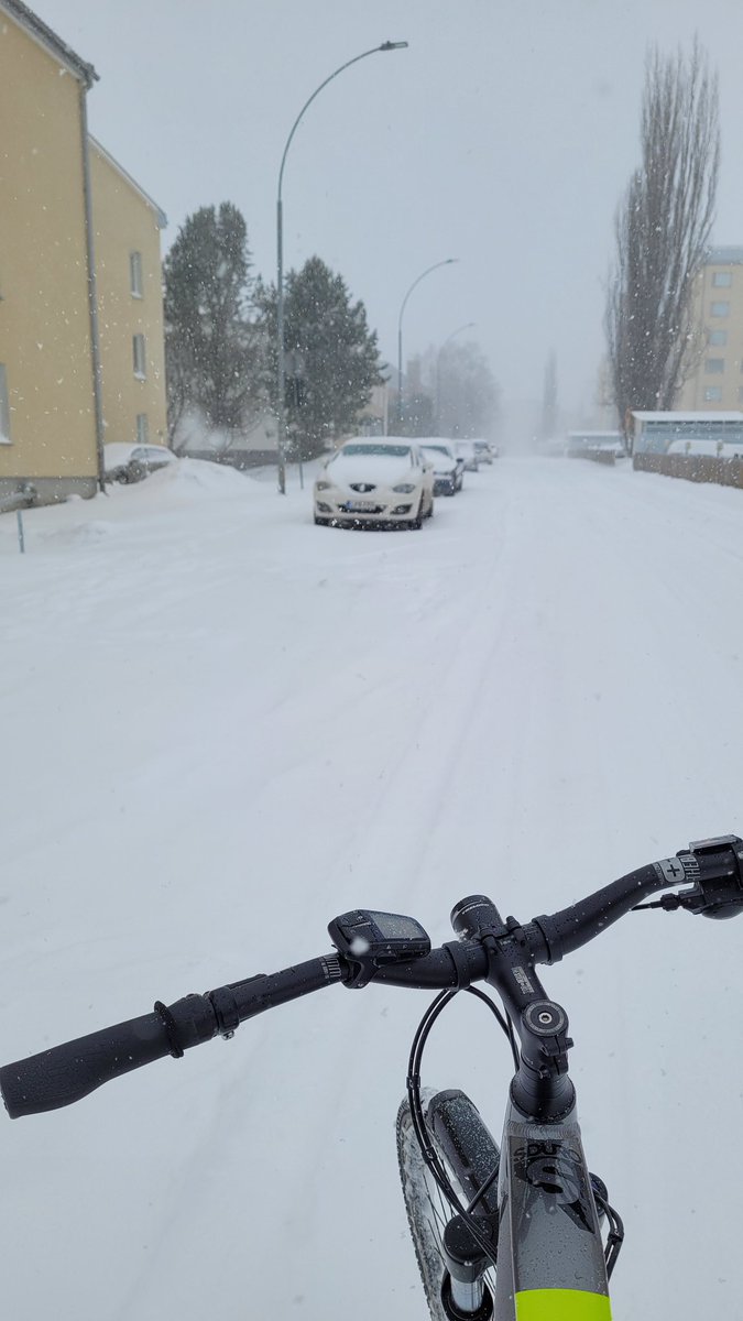 Pyöräilin kirjastoon. Hain varaukseni. Sillä aikaa pyörä varastettiin. Oli lukossa ja teen rikosilmoituksen paikassa #Kaleva #Tampere #sähköpyörä #haibike Noin Klo 13 35