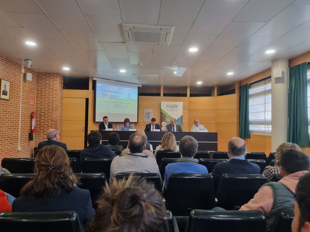 Hoy los jóvenes estudiantes de la <a href="/EtsiamAb/">ETSIAMB ALBACETE</a> hemos asistido a la interesante conferencia "LA NUEVA PAC 2023-2027" impartida por <a href="/fmartinezarroyo/">Francisco Martínez Arroyo</a> <a href="/AgriculturaClm/">Consejería de Agricultura, Ganadería y Des. Rural</a> <a href="/uclm_es/">Universidad de Castilla-La Mancha</a>