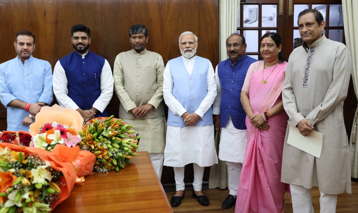 PashupatiParas's tweet photo. देश के यशस्वी प्रधानमंत्री एवं विश्व के लोकप्रिय नेता आदरणीय श्री @narendramodi जी से शिष्टाचार मुलाक़ात किया, मेरे साथ राष्ट्रीय लोकजनशक्ति पार्टी के सभी माननीय सांसद और हाजीपुर विधान पार्षद  ने भी मुलाक़ात कर उनका आशीर्वाद @princerajpaswan @IVeenaDevi , @ChandanSinghMP , https://t.co/jtG8tgYaLb